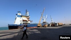 Seorang anggota pasukan penjaga pantai mengawasi sebuah kapal yang berlabuh di pelabuhan Hodeida, Yaman (foto: ilustrasi). 