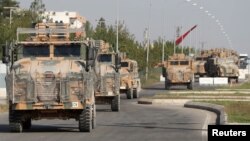 시리아 국경 인근 터키 샨리우르파 주 제일란프나 마을에서 터키군용차량들이 지나고 있다. 