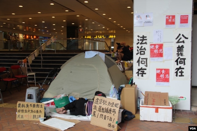 2019年7月11日，香港政府总部附近金钟地铁站出口的反送中抗议绝食者营地（美国之音记者申华拍摄）