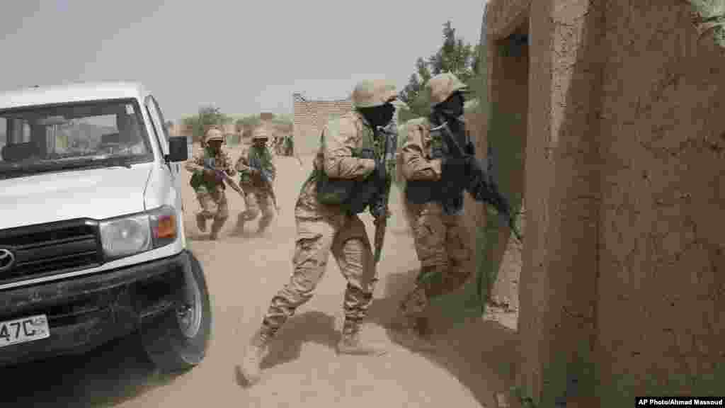 Les troupes tchadiennes s&rsquo;exercent à libérer des otages dans une opération baptisée Flintlock à Mao, Tchad, samedi 7 mars 2015.