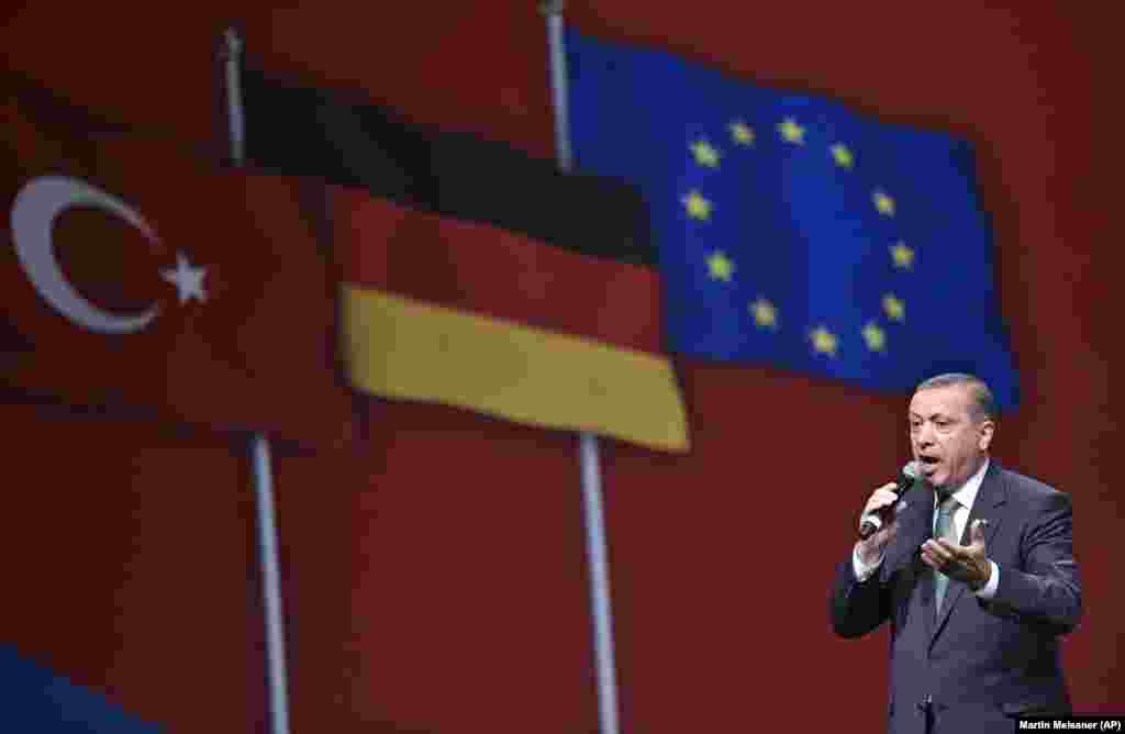 Başbakan Recep Tayyip Erdoğan Köln'deki Lanxess Arena’da 15 bin kişiye hitap etti.