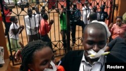 Des employés du Daily Monitor protestant contre la fermeture de leur journal