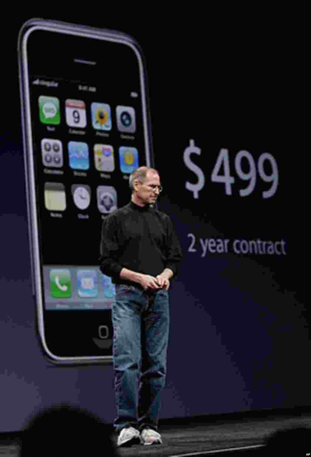 2007年1月9日：在加州旧金山举行的MacWorld博览会上，乔布斯在发表讲话时向人们展示新的iPhone。(AP)