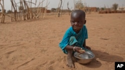 افریقہ کے علاقے ساحل میں لاکھوں بچے شدید غذائی قلت کا شکار ہیں جہاں دہشت گردی کی وجہ سے معیشت تباہ ہو چکی ہے۔ 