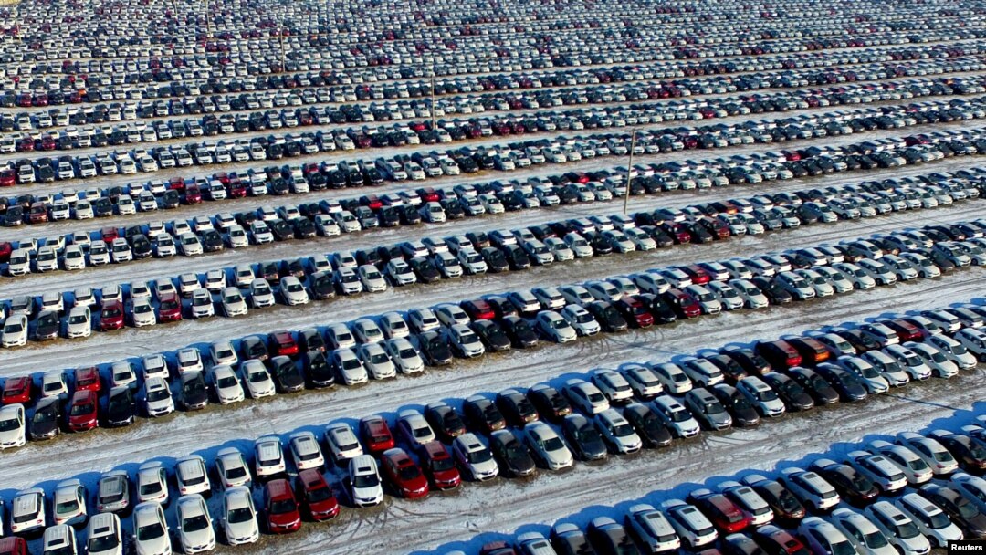 Mobil-mobil baru tampak di lapangan parkir di Shenyang, provinsi Liaoning, China (foto: dok).