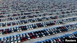 Mobil-mobil baru tampak di lapangan parkir di Shenyang, provinsi Liaoning, China (foto: dok).