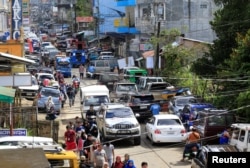 Residents who stayed at evacuation centers, because of the assault of government troops against pro-Islamic State militant groups, were allowed to return to their homes in Basak, Malutlut district in Marawi city, southern Philippines, Oct. 29, 2017.