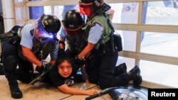 香港防暴警察在港铁沙田站拘捕一名参加反送中抗议的女子。（2019年9月25日）