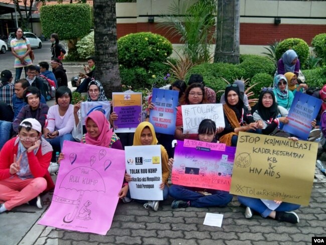 Aktivis yang tergabung dalam Jangkar KPtPA Jawa Timur melakukan aksi tolak RUU KUHP di Gedung DPRD Jawa Timur. (Foto VOA/Petrus Riski)