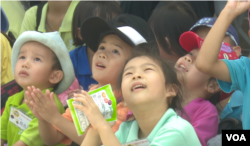 台灣兒童2017年8月7日參觀空軍飛機表演（美國之音黎堡攝）