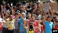 Sirijska deca skandiraju parole u izbegličkom logoru Altinozu, kraj istoimenog turskog pograničnog grada