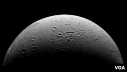 Enceladus, bulan terbesar keenam yang mengelilingi planet Saturnus.