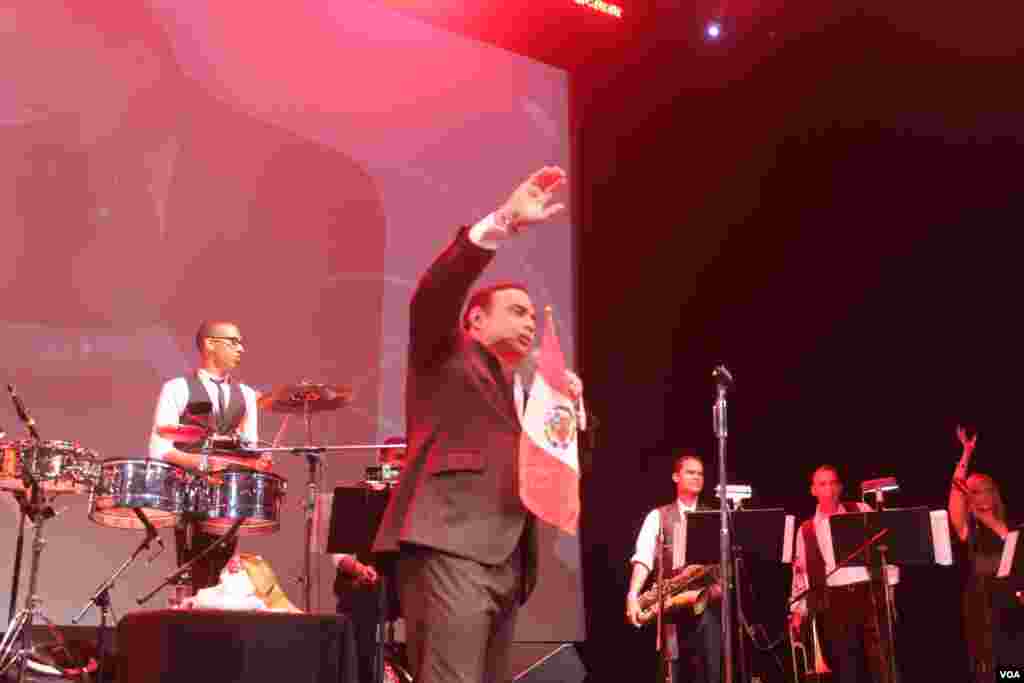 Gilberto Santa Rosa presentó un concierto de más de dos horas y enamoró a sus fanáticas en Washington. 