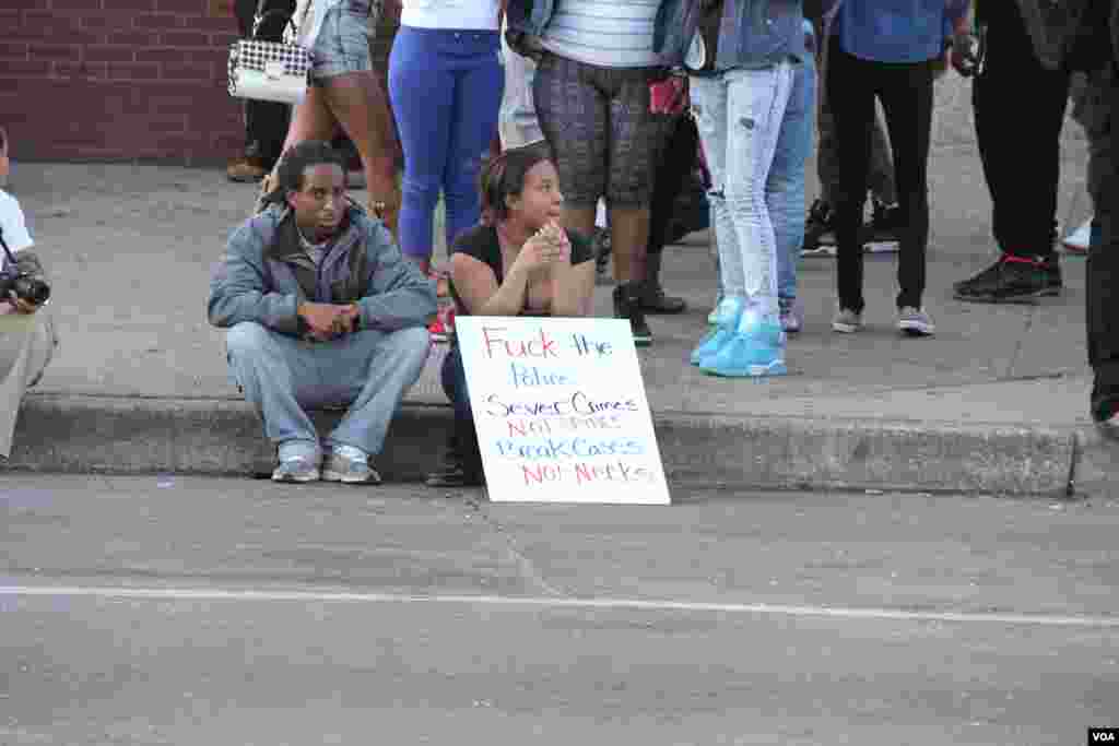 Demonstran mempertanyakan mengapa Freddie Gray menderita luka leher fatal saat ditahan polisi pada 12 April. (VOA/Victoria Macchi)