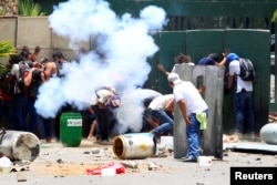 Estudiantes de la Universidad Agraria, en Managua, se enfrentan con la policía antimotines como parte de protestas contra reformas al sistema de pensiones. Abril 19 de 2018.