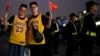 中國球迷帶國旗 觀看NBA上海站首戰