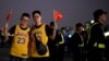 中国球迷带国旗观看NBA中国赛首场比赛 
