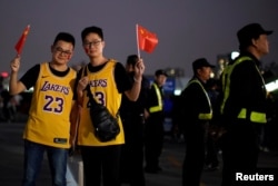 中国球迷在NBA湖人队和篮网队交锋前在上海站的比赛场馆挥舞中国国旗。（2019年10月10日）