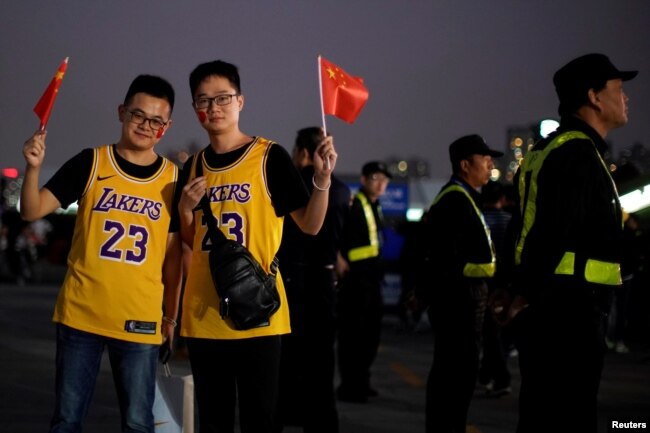 中国球迷在NBA湖人队和篮网队交锋前在上海站的比赛场馆挥舞中国国旗。(2019年10月10日)