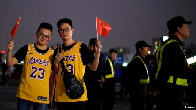 中国球迷在NBA湖人队和篮网队交锋前在上海站的比赛场馆挥舞中国国旗。（2019年10月10日）