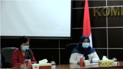 Komisioner Komnas HAM sekaligus Koordinator KuPP Sandra Moniaga (kiri) dan Komisioner KPAI Putu Elvina saat menggelar konferensi pers di Jakarta, Senin, 15 Februari 2021. (Foto: VOA)