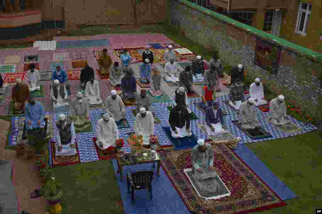بھارت کے زیر انتظام کشمیر کے شہر سرینگر میں بھی اتوار کو عید منائی گئی۔ عید کی نماز کے لیے اجتماعات میں مناسب فاصلہ رکھا گیا۔
