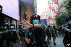 香港警察驱散在中国国庆日举行示威的抗议者。（2020年10月1日）