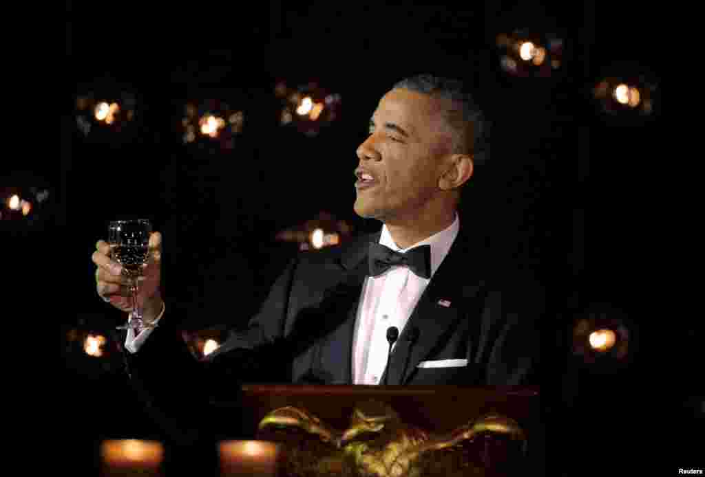 باراک اوباما بعد از ضیافت شام سخنرانی می کند.