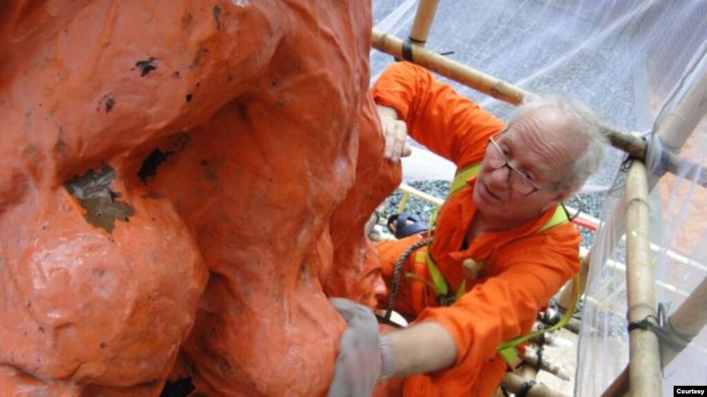 2013年高志活（Jens Galschiot）赴港统筹“国殇之柱”维修工作。（照片提供：高志活）(photo:VOA)