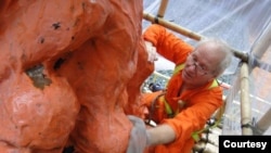 2013年高志活（Jens Galschiot）赴港統籌“國殤之柱”維修工作。 （照片提供：高志活）