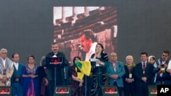 Sırrı Süreyya Önder ve Pervin Buldan Öcalan'ın mesajın okurken
