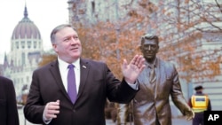 Secretário de estado americano Mike Pompeo junto a estátua do ex-presidente americano Ronald Reagan na Praça da Liberdade em Budapeste, Hungria (arquivo)