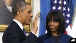 Ibu negara AS Michelle Obama dengan potongan rambut barunya, saat pengambilan sumpah Presiden Barack Obama (20/1). (AP/Larry Downing)