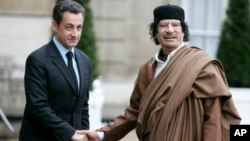 L'ancien président Nicolas Sarkozy, et le colonel libyen Mouammar Kadhafi à l'Elysée, à Paris, le 10 décembre 2007.