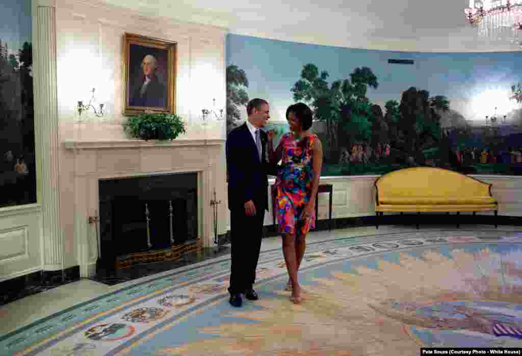 Barack et Michelle Obama plaisantent ensemble dans la Salle diplomatique, le 5 mai 2010.(White House/Pete Souza)