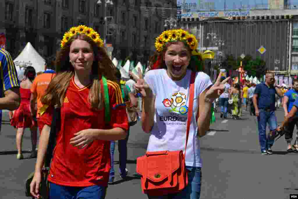 Уболівальники знаходять спосіб вказати на свою національну ідентичність