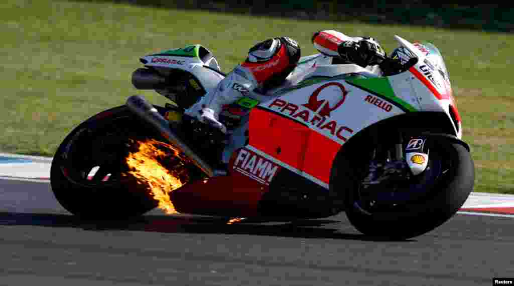 아르헨티나에서 열린 국제 오토바이 경주대회에 출전한 콜롬비아 욘니 헤르난데즈 선수의 오토바이에 불이 붙었다.