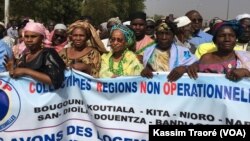 La marche des chefs de village et des élus à Bamako, le 26 novembre 2017. (VOA/Kassim Traoré)