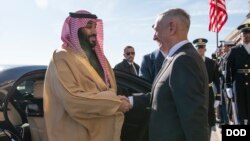 Menhan AS Jim Mattis (kanan) menerima Putra Mahkota Saudi Mohammed bin Salman di Pentagon, Washington DC 22 Maret 2018 lalu (foto: dok). 