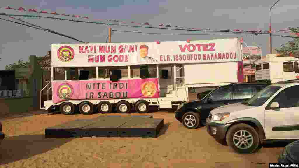 Une caravane de campagne du président sortant du Niger, Mahamadou Issoufou, en pleine campagne pour l&rsquo;élection présidentielle du dimanche du 21 février 2016, Niamey, Niger, 16 février 2016. (VOA/Nicolas Pinault)