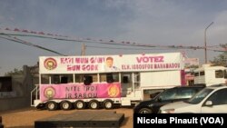 Une caravane du président sortant, Mahamadou Issoufou, en pleine campagne pour l’élection présidentielle de dimanche, à Niamey, le 16 février 2016. (VOA/Nicolas Pinault)