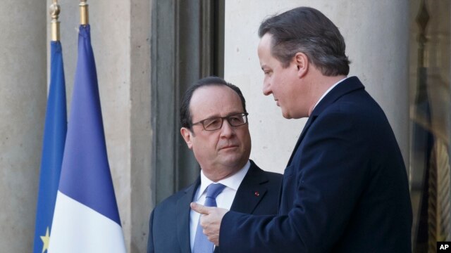 El primer ministro británico, David Cameron, (derecha) y el presidente francés, Francois Hollande, se reunieron en el Palacio del Eliseo en París, el lunes 23 de noviembre de 2015.