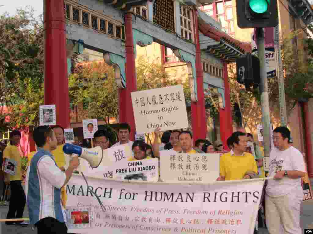洛杉磯舉行人權日遊行(美國之音容易拍攝)