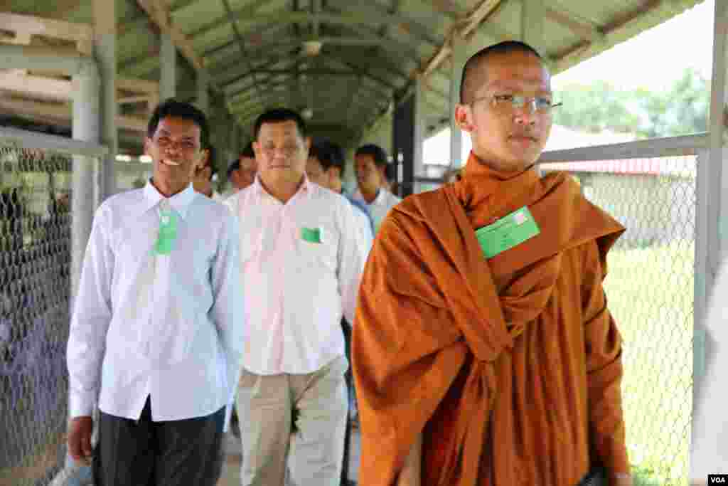 Members of the public come to the Extraordinary Chambers in the Courts of Cambodia (ECCC) to hear the testimony of Kaing Guek Eav, alias Duch, former chairman of S-21 Security Centre on the trial in Case 002/02 in Phnom Penh on Wednesday, June 07, 2016. (Hean Socheata/VOA Khmer)