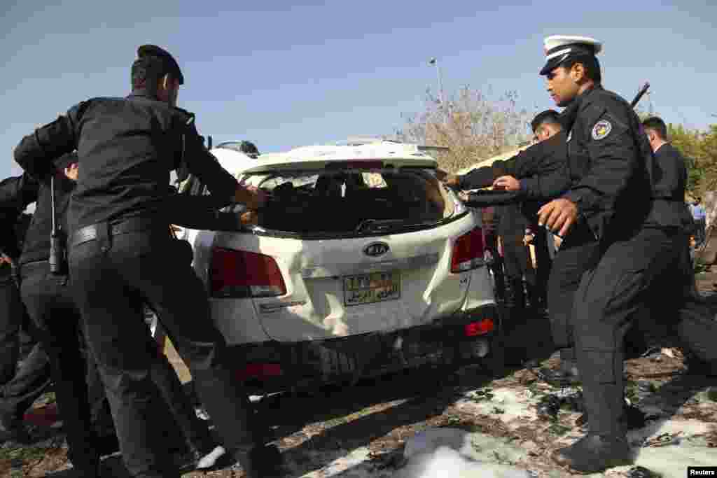 Pasukan keamanan Kurdi memeriksa mobil yang digunakan dalam serangan di Irbil (19/11). (Reuters/Azad Lashkari)