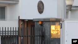 폴란드 바르샤바의 북한 대사관 입구
