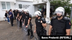 Kordon policije ispred Skupštine opštine Budva (Foto: RFE/RL)