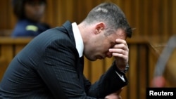 Le champion paralympique Oscar Pistorius assiste à sa condamnation pour le meurtre de Reeva Steenkamp à la Cour Suprême de Pretoria, le 13 juin 2016