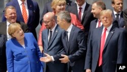 De la gauche vers la droite, la chancelière allemande Angela Merkel, le Premier ministre belge Charles Michel, le secrétaire général de l'OTAN Jens Stoltenberg et le président américain Donald Trump au sommet de l'OTAN à Bruxelles le 11 juillet 2018 . 