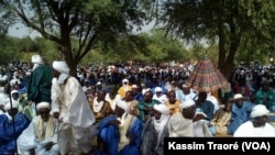 Une foule est rassemblée pour la fête du mouton, ou Tabaski, à Tombouctou, le 12 septembre 2016. (VOA/Kassim Traoré)